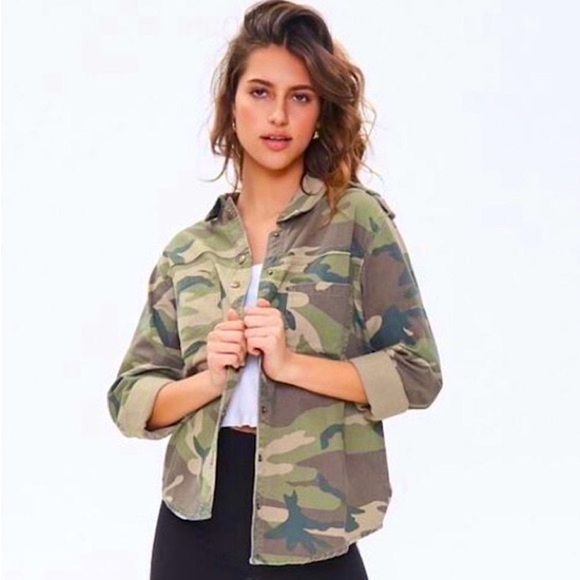 SOLD MB UNIVERSAL THREAD Camden Shirt Blouse Camouflage button Down Sz M Medium - Picture 7 of 7